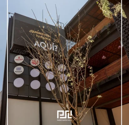 Fachada frontal con logos de marcas del centro comercial Paseo Santa Lucia