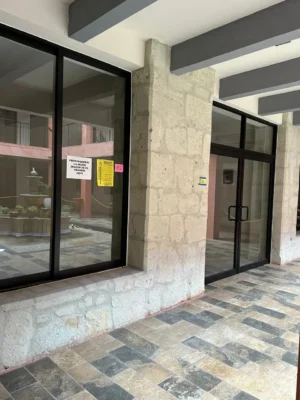 Local comercial en el centro de la ciudad con abundante luz natural, acabados nuevos